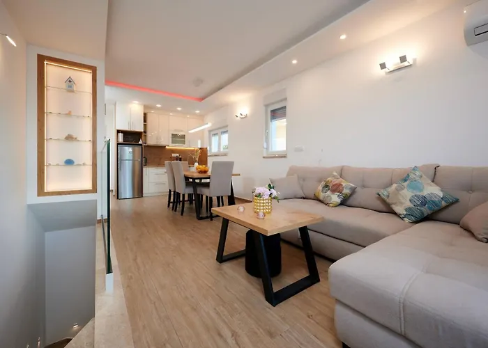 Апартаменти Luxury Giovanni With Pool