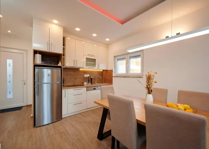 Апартаменти Luxury Giovanni With Pool