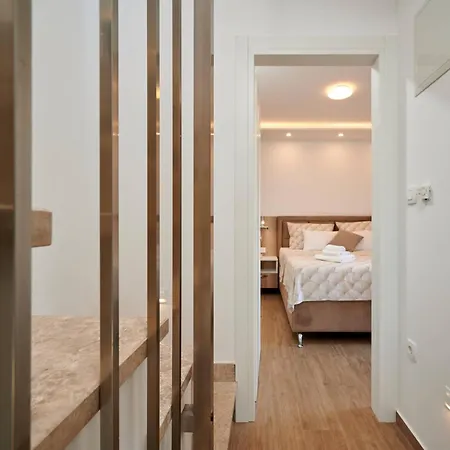 Luxury Giovanni With Pool Apartment *