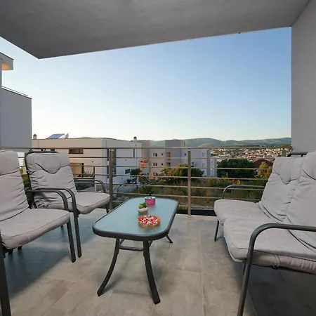 Luxury Giovanni With Pool Τρογκίρ