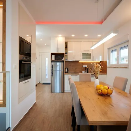 Luxury Giovanni With Pool Διαμέρισμα Τρογκίρ